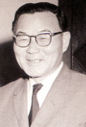 https://upload.wikimedia.org/wikipedia/commons/4/42/Yun_Posun_1.jpg