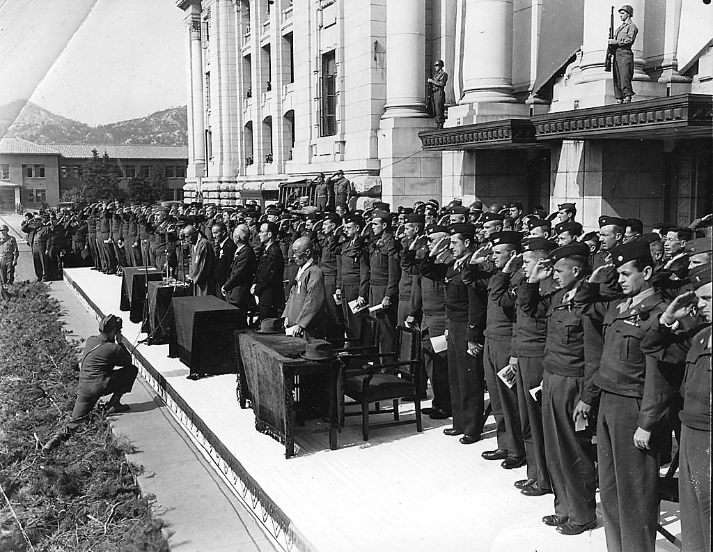 https://upload.wikimedia.org/wikipedia/commons/c/c0/Syngman_Rhee_Welcome_Ceremony%2C_1945_%281%29.jpg