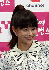 https://upload.wikimedia.org/wikipedia/commons/c/cc/Lee_Young-ah%2C_2013_%28cropped%29.jpg