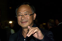 https://upload.wikimedia.org/wikipedia/commons/thumb/0/03/Johnnie_To.jpg/250px-Johnnie_To.jpg