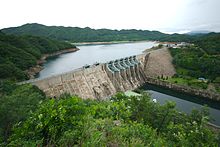https://upload.wikimedia.org/wikipedia/commons/thumb/0/0c/Daecheong_Dam.jpg/220px-Daecheong_Dam.jpg