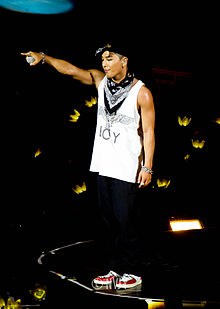 https://upload.wikimedia.org/wikipedia/commons/thumb/1/10/Taeyang_2012.jpg/220px-Taeyang_2012.jpg