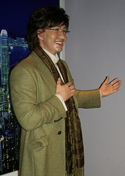 https://upload.wikimedia.org/wikipedia/commons/thumb/1/1f/Bae_Yong_Joon.jpg/250px-Bae_Yong_Joon.jpg