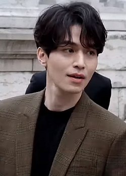 https://upload.wikimedia.org/wikipedia/commons/thumb/2/2c/Lee_Dong_Wook_2017_PFW_3.jpg/250px-Lee_Dong_Wook_2017_PFW_3.jpg