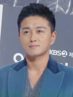 https://upload.wikimedia.org/wikipedia/commons/thumb/4/47/Jin_Tae-hyun_in_Dec_2018.png/250px-Jin_Tae-hyun_in_Dec_2018.png