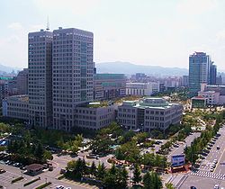 https://upload.wikimedia.org/wikipedia/commons/thumb/4/4e/City_Hall_Daejeon.jpg/250px-City_Hall_Daejeon.jpg