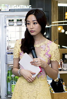 https://upload.wikimedia.org/wikipedia/commons/thumb/5/5b/Kim_Hyo-jin_in_June_2013.jpg/220px-Kim_Hyo-jin_in_June_2013.jpg