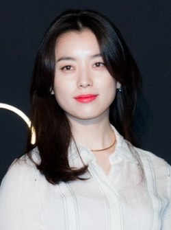 https://upload.wikimedia.org/wikipedia/commons/thumb/6/60/Han_Hyo-joo_at_%22Burberry_Art_of_the_Trench_Seoul%22_project_launching%2C_3_March_2016_02.jpg/250px-Han_Hyo-joo_at_%22Burberry_Art_of_the_Trench_Seoul%22_project_launching%2C_3_March_2016_02.jpg
