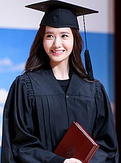 https://upload.wikimedia.org/wikipedia/commons/thumb/6/64/YoonA_at_Dongguk_University_Graduation_Ceremony_02.jpg/175px-YoonA_at_Dongguk_University_Graduation_Ceremony_02.jpg