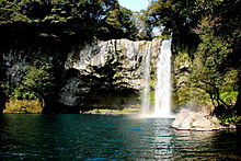 https://upload.wikimedia.org/wikipedia/commons/thumb/6/68/Korea-Jeju-Cheonjiyeon_Waterfall-01.jpg/220px-Korea-Jeju-Cheonjiyeon_Waterfall-01.jpg