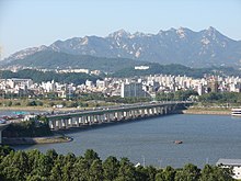 https://upload.wikimedia.org/wikipedia/commons/thumb/7/79/Yanghwa_Bridge.jpg/220px-Yanghwa_Bridge.jpg