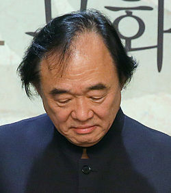 https://upload.wikimedia.org/wikipedia/commons/thumb/8/82/Kun-Woo_Paik.jpg/250px-Kun-Woo_Paik.jpg