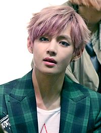 https://upload.wikimedia.org/wikipedia/commons/thumb/9/94/V_%28Kim_Tae-hyung%29_at_an_fansign_in_Cheongnyangni_on_November_6%2C_2014_01.jpg/200px-V_%28Kim_Tae-hyung%29_at_an_fansign_in_Cheongnyangni_on_November_6%2C_2014_01.jpg