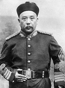 https://upload.wikimedia.org/wikipedia/commons/thumb/a/a5/Yuan_Shikai_in_uniform.jpg/220px-Yuan_Shikai_in_uniform.jpg