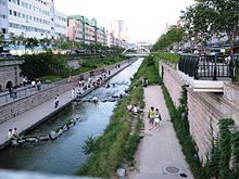 https://upload.wikimedia.org/wikipedia/commons/thumb/a/ad/Korea-Seoul-Cheonggyecheon-01.jpg/220px-Korea-Seoul-Cheonggyecheon-01.jpg