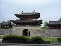 https://upload.wikimedia.org/wikipedia/commons/thumb/a/ad/Pungnammun1.jpg/200px-Pungnammun1.jpg