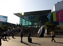https://upload.wikimedia.org/wikipedia/commons/thumb/a/ae/Seoul_Station_Main_Entrance.jpg/220px-Seoul_Station_Main_Entrance.jpg
