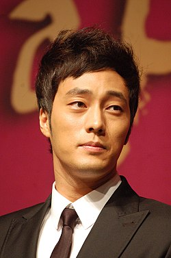 https://upload.wikimedia.org/wikipedia/commons/thumb/c/ce/So_Ji-sub.jpg/250px-So_Ji-sub.jpg