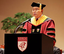 https://upload.wikimedia.org/wikipedia/commons/thumb/d/dd/President_Kim_Byoung-chul.jpg/250px-President_Kim_Byoung-chul.jpg