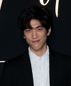 https://upload.wikimedia.org/wikipedia/commons/thumb/e/e0/Sung_Joon_at_%22Burberry_Art_of_the_Trench_Seoul%22_project_launching%2C_3_March_2016_02.jpg/250px-Sung_Joon_at_%22Burberry_Art_of_the_Trench_Seoul%22_project_launching%2C_3_March_2016_02.jpg