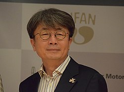 https://upload.wikimedia.org/wikipedia/commons/thumb/e/ef/SHIN_CHUL.jpg/250px-SHIN_CHUL.jpg