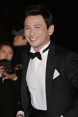 https://upload.wikimedia.org/wikipedia/commons/thumb/f/fd/Hwang_Jung-Min.jpg/250px-Hwang_Jung-Min.jpg