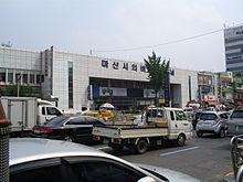 https://upload.wikimedia.org/wikipedia/ko/thumb/e/eb/Changwon_Masan_Intercity_Terminal.JPG/220px-Changwon_Masan_Intercity_Terminal.JPG