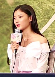 https://upload.wikimedia.org/wikipedia/commons/0/05/Yoojung_Press_Conference_2016.png