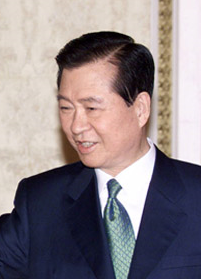 https://upload.wikimedia.org/wikipedia/commons/1/16/Kim_Dae-jung_%28Cropped%29.png