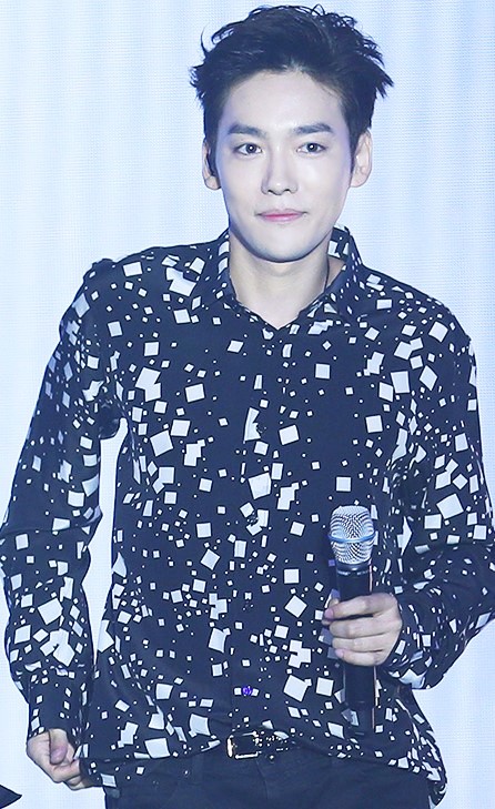 https://upload.wikimedia.org/wikipedia/commons/2/28/Kim_Jin-woo_at_Jeanswest_Event_in_August_2015_01.jpg