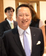 https://upload.wikimedia.org/wikipedia/commons/2/2e/Park_Yong-Man_from_acrofan.jpg