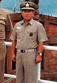 https://upload.wikimedia.org/wikipedia/commons/3/37/Navy_%28ROKN%29_Admiral_Oh_Kyung-hwan_%ED%95%B4%EA%B5%B0%EB%8C%80%EC%9E%A5_%EC%98%A4%EA%B2%BD%ED%99%98_%28NH_105149-KN_Admiral_William_J._Crowe%2C_USN_Admiral_Kyung_Hwan_Oh%29.jpg