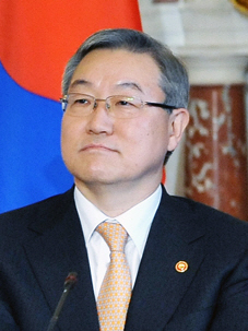 https://upload.wikimedia.org/wikipedia/commons/5/51/Kim_Sung_Hwan-1.jpg