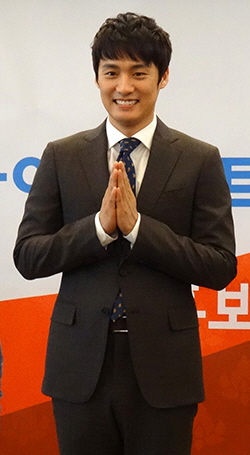 https://upload.wikimedia.org/wikipedia/commons/5/58/Oh_Sang-Jin_from_acrofan_%282%29.jpg