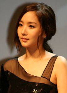 https://upload.wikimedia.org/wikipedia/commons/7/7b/Park_Min-young_in_June_2011.jpg