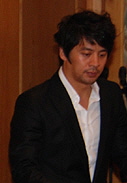 https://upload.wikimedia.org/wikipedia/commons/b/b4/Kwon_Oh-Joong_from_acrofan.jpg