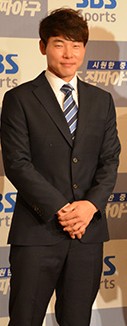 https://upload.wikimedia.org/wikipedia/commons/c/c3/Hyun_Jae-Yoon_from_acrofan.jpg