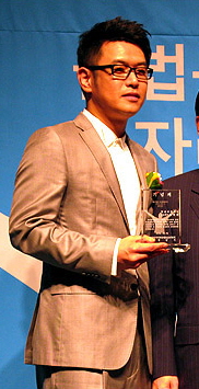 https://upload.wikimedia.org/wikipedia/commons/f/fe/Kim_Dae-Hee_from_acrofan.jpg