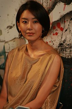 https://upload.wikimedia.org/wikipedia/commons/thumb/0/00/Yoon_Jung-hee_%28South_Korean_actress%2C_born_1980%29_in_July_2008.jpg/250px-Yoon_Jung-hee_%28South_Korean_actress%2C_born_1980%29_in_July_2008.jpg