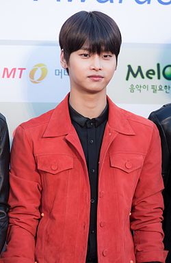 https://upload.wikimedia.org/wikipedia/commons/thumb/0/02/Cha_Hak-yeon_-_2016_Gaon_Chart_K-pop_Awards_red_carpet_01.jpg/250px-Cha_Hak-yeon_-_2016_Gaon_Chart_K-pop_Awards_red_carpet_01.jpg