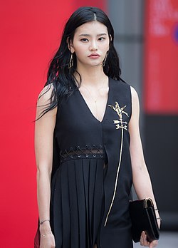 https://upload.wikimedia.org/wikipedia/commons/thumb/0/03/160326_18_F_W_%EC%84%9C%EC%9A%B8%ED%8C%A8%EC%85%98%EC%9C%84%ED%81%AC_%ED%8F%AC%ED%86%A0%EC%9B%94.jpg/250px-160326_18_F_W_%EC%84%9C%EC%9A%B8%ED%8C%A8%EC%85%98%EC%9C%84%ED%81%AC_%ED%8F%AC%ED%86%A0%EC%9B%94.jpg