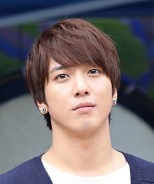 https://upload.wikimedia.org/wikipedia/commons/thumb/0/04/Jung_Yong_Hwa_headshot_2012.jpg/220px-Jung_Yong_Hwa_headshot_2012.jpg