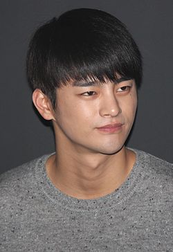 https://upload.wikimedia.org/wikipedia/commons/thumb/0/04/Seo_In-guk_at_%22No_Breathing%22_stage_greeting_in_Busan%2C_2_November_2013.jpg/250px-Seo_In-guk_at_%22No_Breathing%22_stage_greeting_in_Busan%2C_2_November_2013.jpg