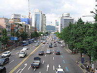 https://upload.wikimedia.org/wikipedia/commons/thumb/0/07/Seoul_Street.jpg/200px-Seoul_Street.jpg