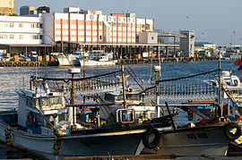 https://upload.wikimedia.org/wikipedia/commons/thumb/0/09/Squid_Boats_in_the_Harbor.jpg/270px-Squid_Boats_in_the_Harbor.jpg