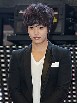 https://upload.wikimedia.org/wikipedia/commons/thumb/0/0a/Kim_Jeong-hoon_%28aka_John_Hoon%2C_born_January_20%2C_1980%29_from_acrofan.jpg/250px-Kim_Jeong-hoon_%28aka_John_Hoon%2C_born_January_20%2C_1980%29_from_acrofan.jpg