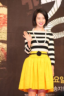 https://upload.wikimedia.org/wikipedia/commons/thumb/0/0b/Song_Ji_Hyo_%284%29.jpg/220px-Song_Ji_Hyo_%284%29.jpg