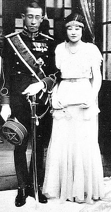 https://upload.wikimedia.org/wikipedia/commons/thumb/0/0c/Prince_Yi_Geon_and_his_wife.jpg/220px-Prince_Yi_Geon_and_his_wife.jpg