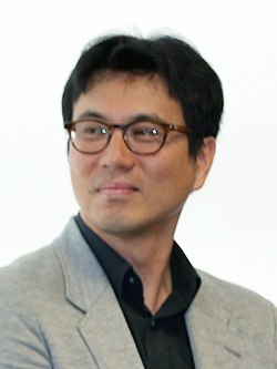 https://upload.wikimedia.org/wikipedia/commons/thumb/0/0d/Kim_Tae-Yong.jpg/250px-Kim_Tae-Yong.jpg