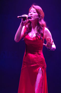 https://upload.wikimedia.org/wikipedia/commons/thumb/0/0f/Lisa_%28Korean_vocalist%29.jpg/250px-Lisa_%28Korean_vocalist%29.jpg